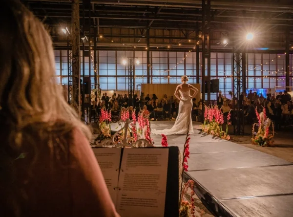 Ceremoniespreker voor de modeshow tijdens trouwbeurs Verliefd en Verloofd