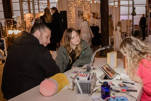 live tekenaar voor op je bruiloft tijdens verliefd en verloofd trouwbeurs