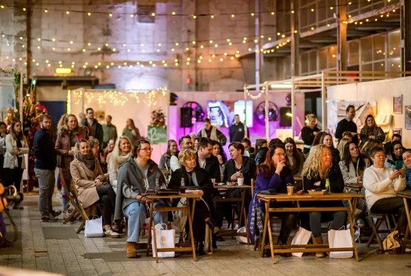 Publiek van de modeshow tijdens verliefd & verloofd trouwbeurs 2024