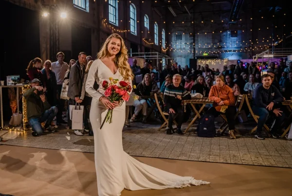 modeshow met bruidsmode tijdens verliefd en verloofd trouwbeurs