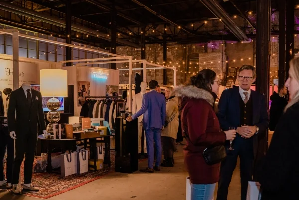 Bezoekers in gesprek met standhouders op V&V 2024