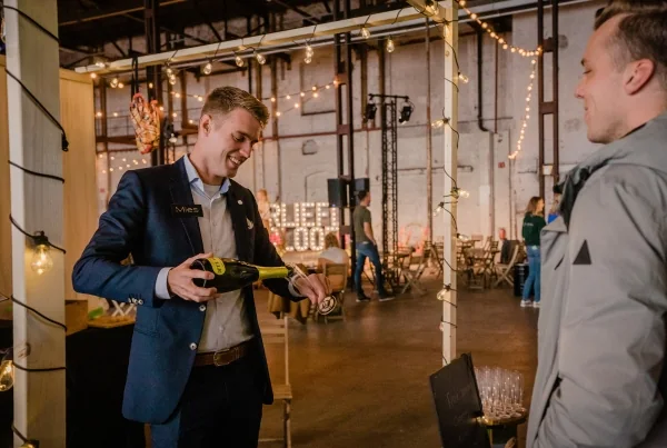 Welkomsdrankje voor de bezoekers van de Verliefd & Verloofd trouwbeurs