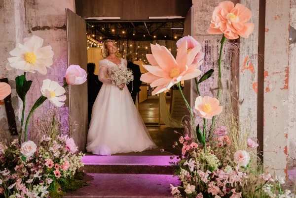 Entree bloemstyling voor Verliefd & Verloofd trouwbeurs met model in bruidsjurk
