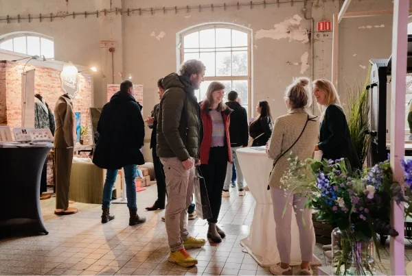 Bezoekers in gesprek met leveranciers van de verliefd & verloofd trouwbeurs 2023