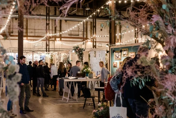 Bezoekers in gesprek met leveranciers van de verliefd & verloofd trouwbeurs 2018 en bloemstyling