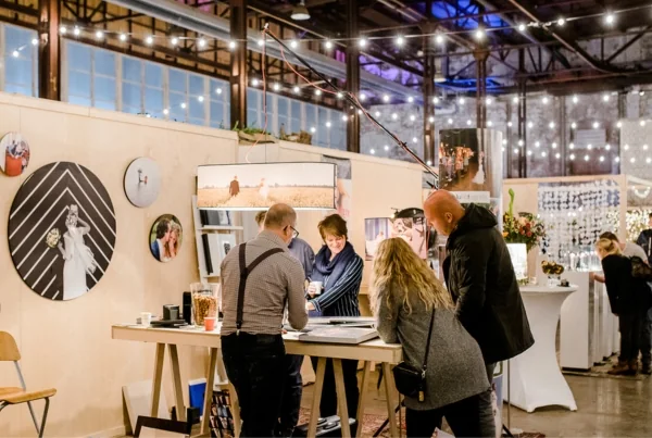 Bezoekers in gesprek met leveranciers van de verliefd & verloofd trouwbeurs 2018